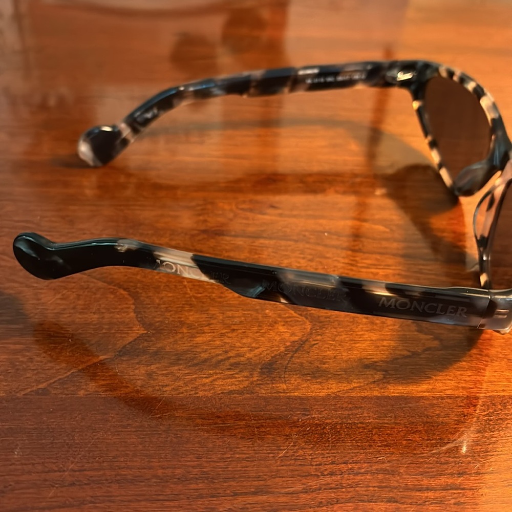 Moncler Tortoise like new condition Sunglasses. SOLD OUT - Picture 4 of 9
